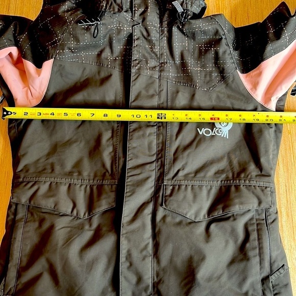 volcom women’s small ski/snowboard jacket, pink/taupe , in good condition - Picture 4 of 9
